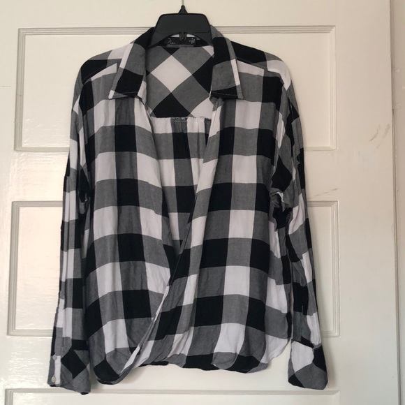Black and white flannel with snap closure - Picture 1 of 3